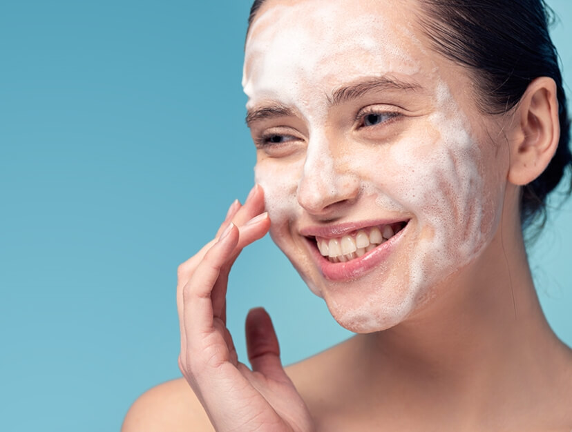Mulher usando acne care
